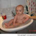 bañando el bebe