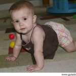 bebé gateando