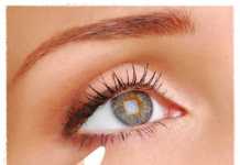 Aplicación del lápiz de ojos o eyeliner blanco