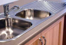 Trucos para limpiar el fregadero de la cocina