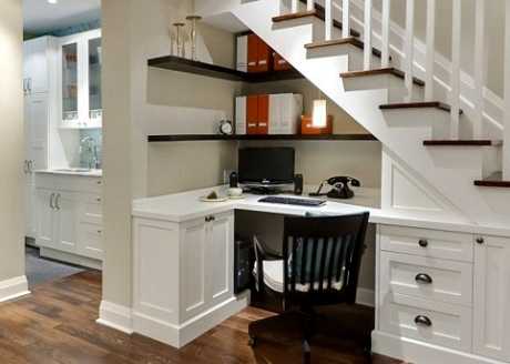 Oficina debajo de la escalera Decorar una oficina debajo de las escaleras
